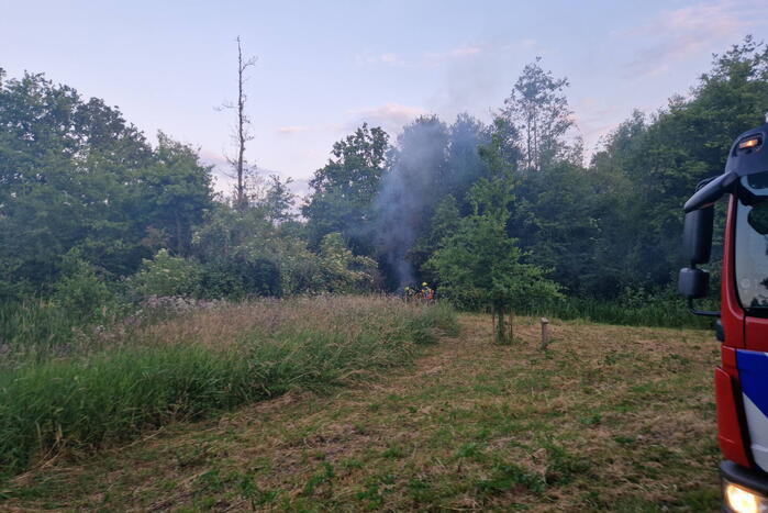 Brandweer blust hooibrand