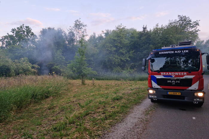 Brandweer blust hooibrand