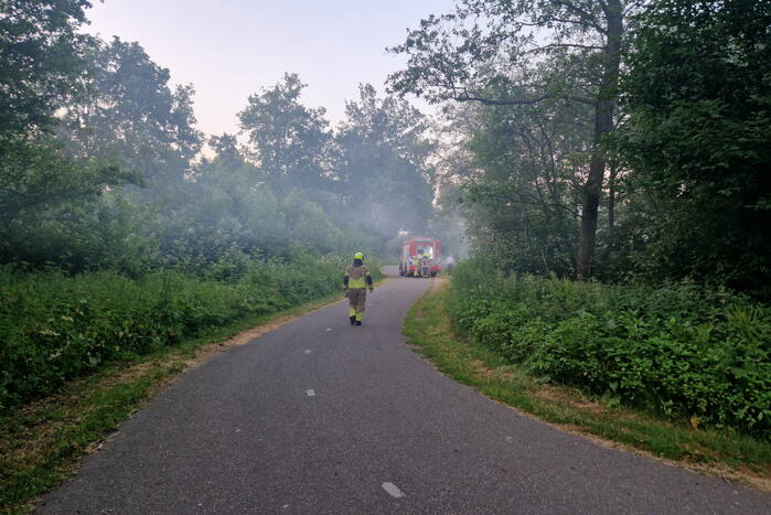 Brandweer blust hooibrand