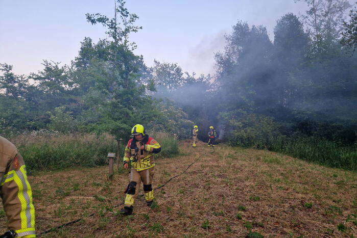 Brandweer blust hooibrand