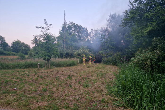 Brandweer blust hooibrand