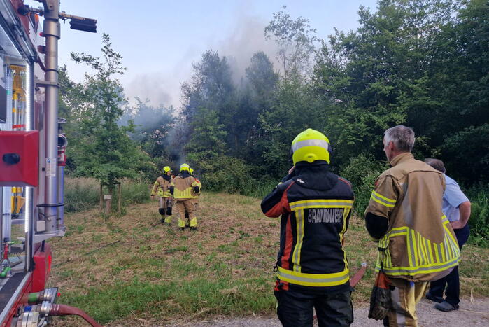 Brandweer blust hooibrand