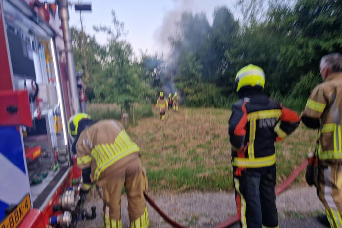 Brandweer blust hooibrand
