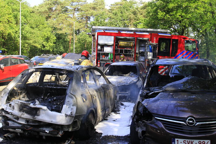Meerdere voertuigen uitgebrand op parkeerplaats hotel