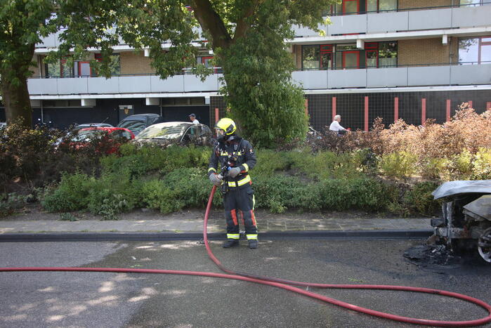 Auto brandt volledig uit
