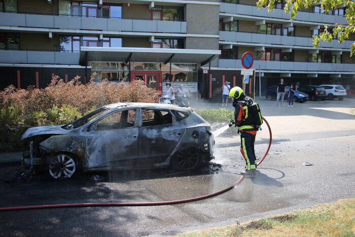Auto brandt volledig uit