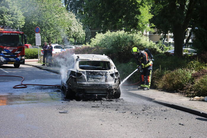 Auto brandt volledig uit