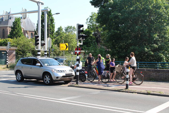 Personenauto en fietser in botsing op kruising
