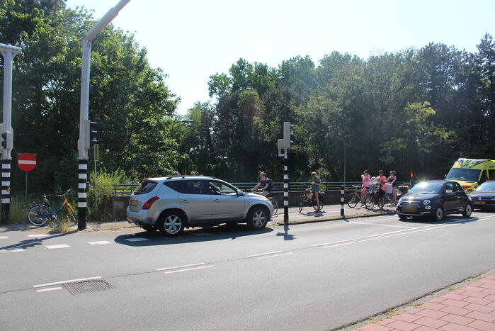 Personenauto en fietser in botsing op kruising