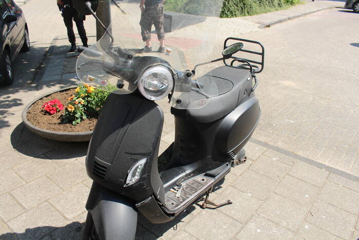 Scooterrijder botst op stenen blok