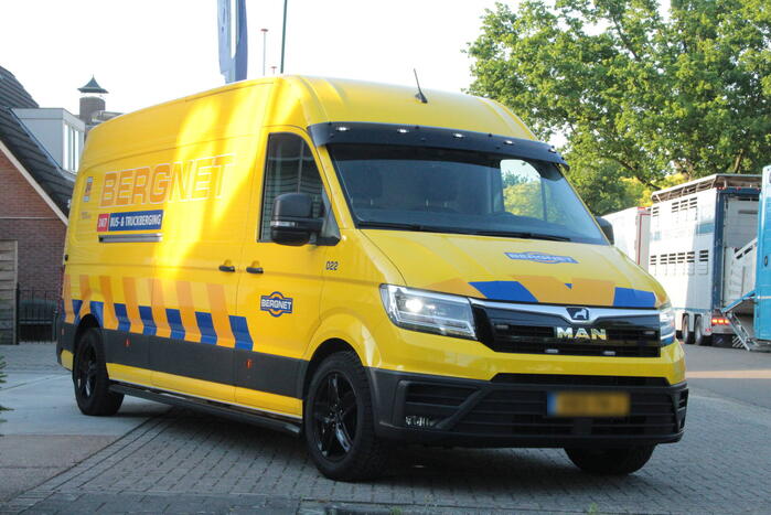 Vrachtwagen met koeien defect op snelweg