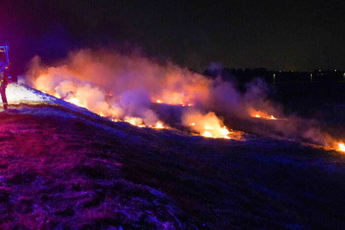 Honderd meter berm in brand
