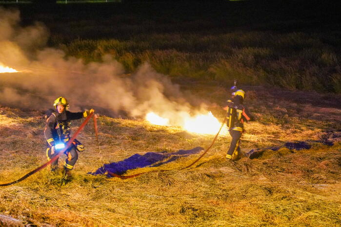 Honderd meter berm in brand