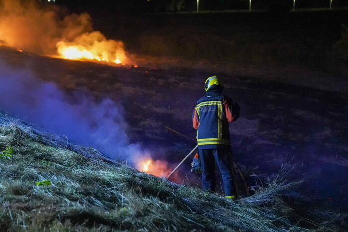 Honderd meter berm in brand