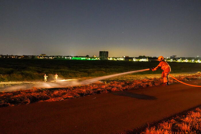 Honderd meter berm in brand