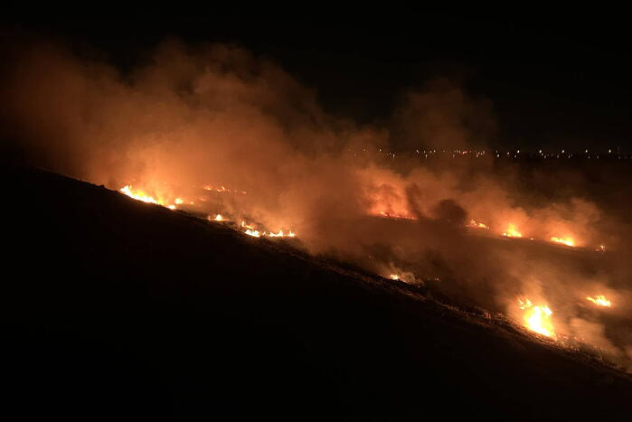 Honderd meter berm in brand