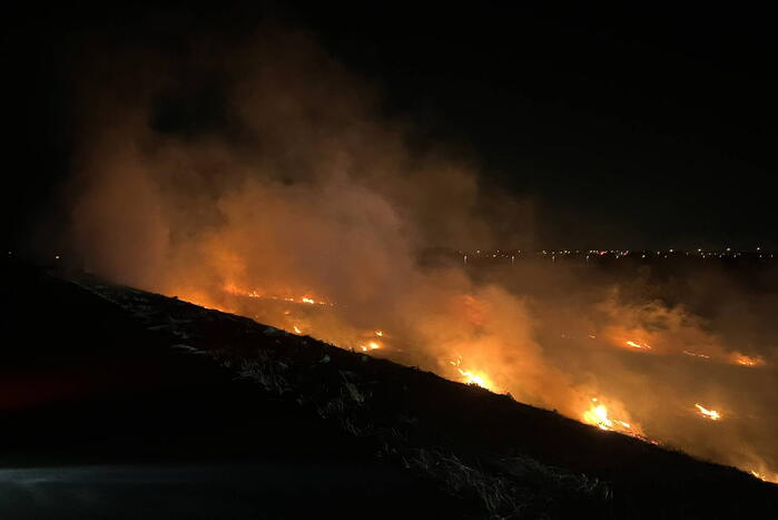 Honderd meter berm in brand
