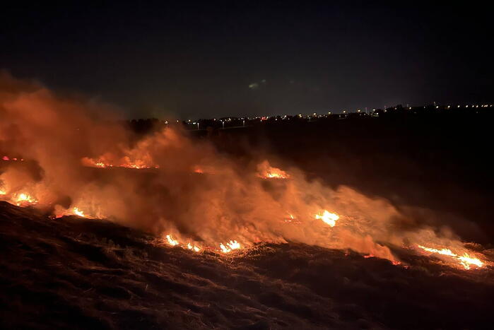 Honderd meter berm in brand