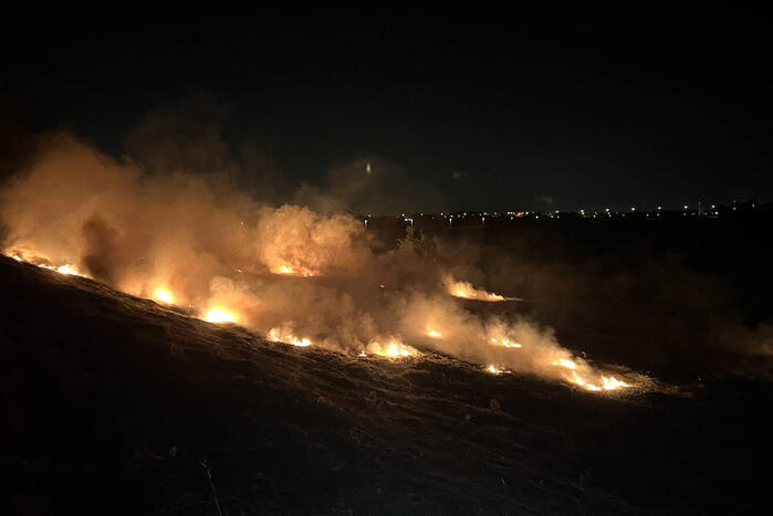 Honderd meter berm in brand