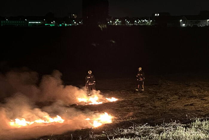 Honderd meter berm in brand