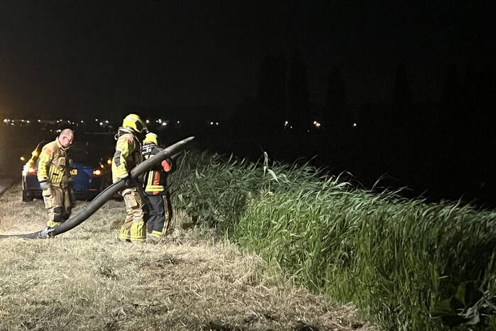 Honderd meter berm in brand