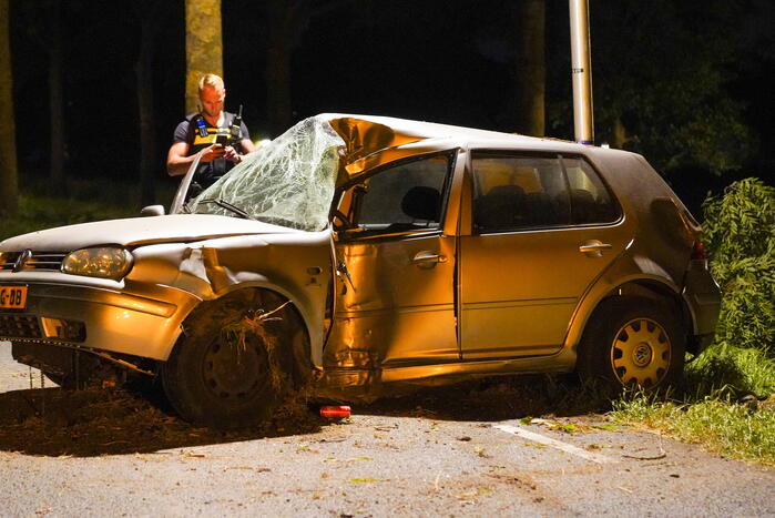 Personenauto slaat over de kop