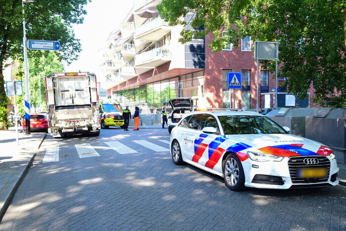 Vrouw zwaargewond bij aanrijding door vuilniswagen