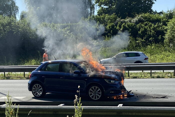 Auto in brand na aanrijding