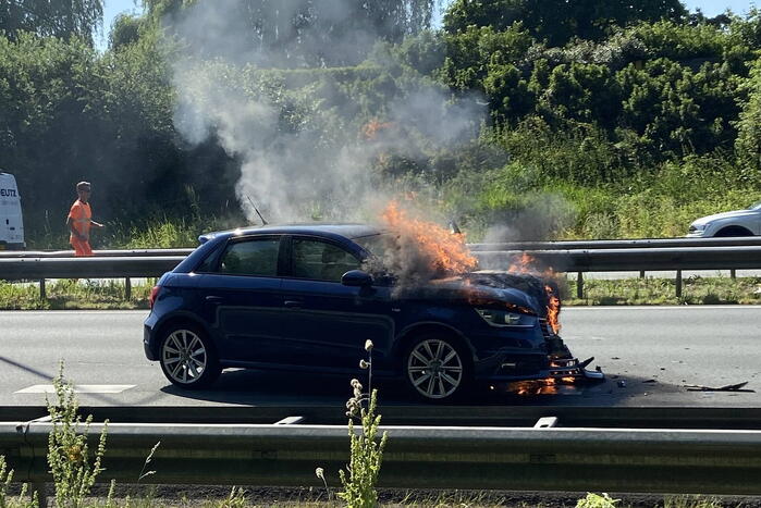 Auto in brand na aanrijding