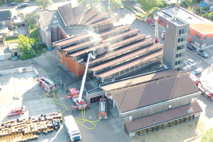 Grote brand op dak van brandweerkazerne