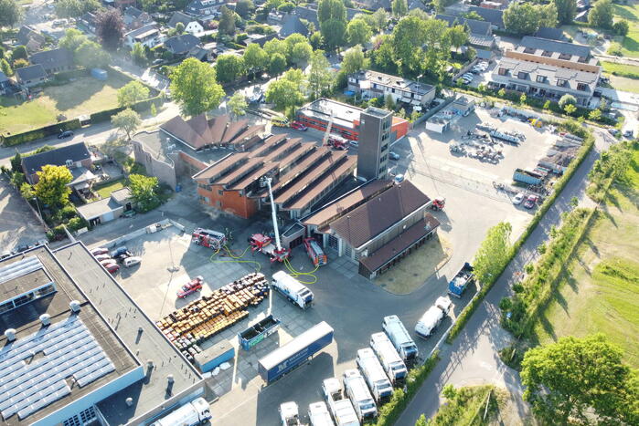 Grote brand op dak van brandweerkazerne