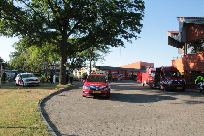 Grote brand op dak van brandweerkazerne