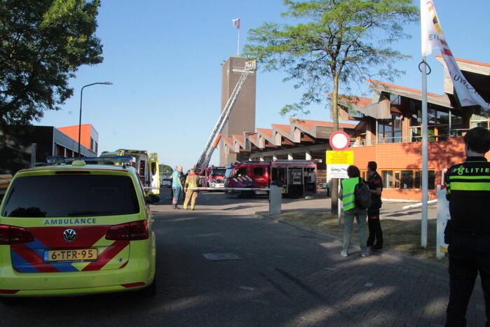 Grote brand op dak van brandweerkazerne