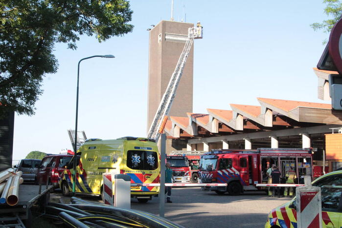 Grote brand op dak van brandweerkazerne