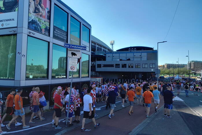 Drukte rondom de Kuip vanwege wedstrijd Nederlands elftal