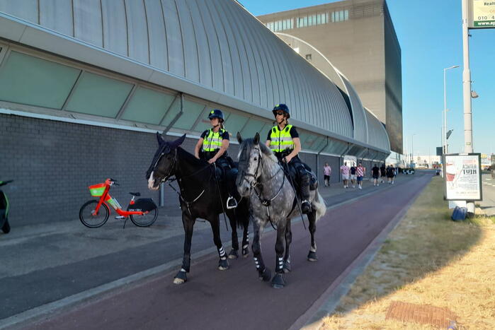 Drukte rondom de Kuip vanwege wedstrijd Nederlands elftal