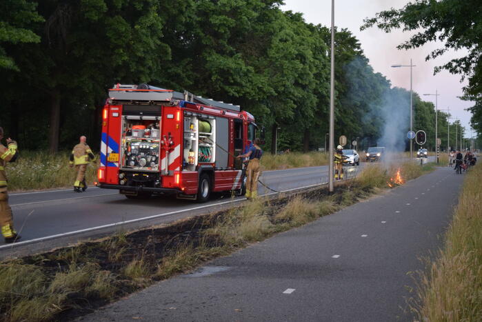 Opnieuw buitenbrand recht tegenover brandweerkazerne