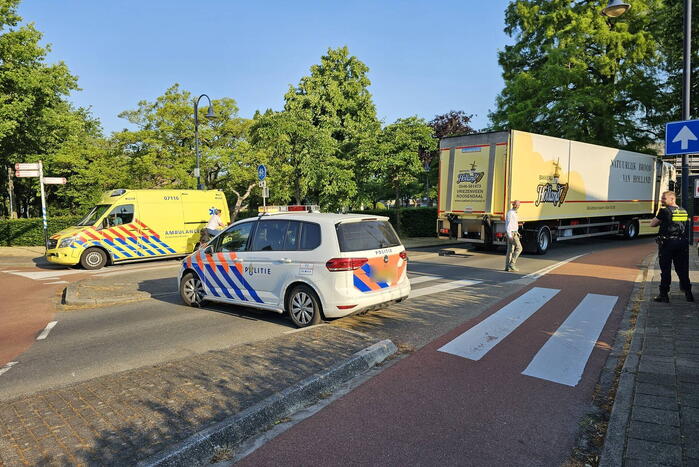 Fietser gewond bij botsing met vrachtwagen