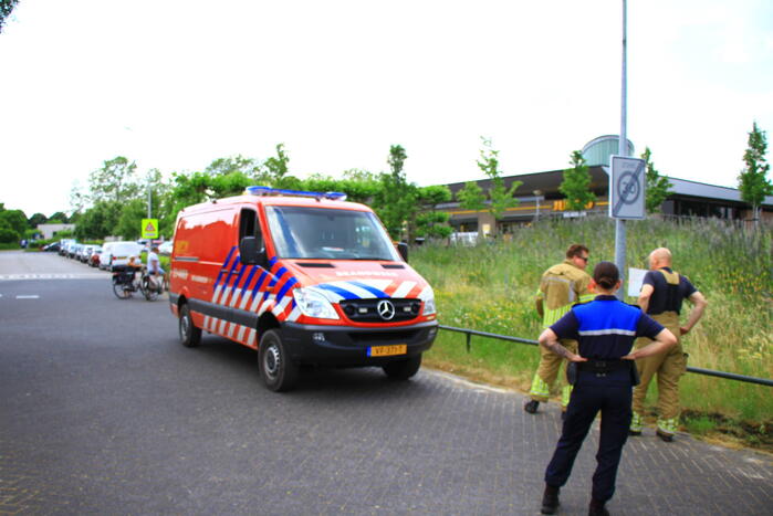 Berm in brand bij winkelcentrum