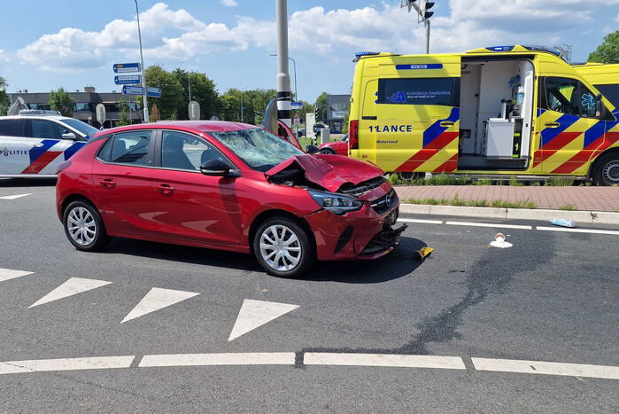 Twee opzittenden van scooter zwaargewond