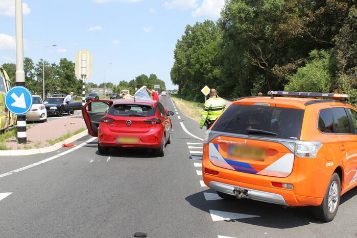 Twee opzittenden van scooter zwaargewond