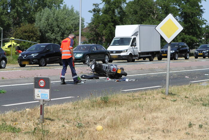 Twee opzittenden van scooter zwaargewond