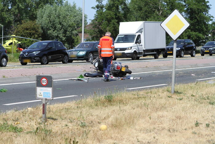 Twee opzittenden van scooter zwaargewond