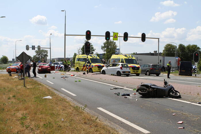 Twee opzittenden van scooter zwaargewond