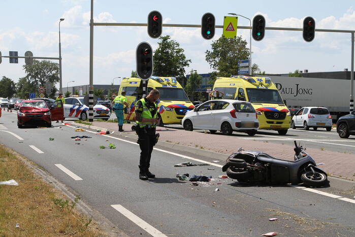 Twee opzittenden van scooter zwaargewond