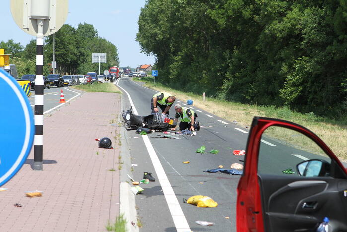 Twee opzittenden van scooter zwaargewond