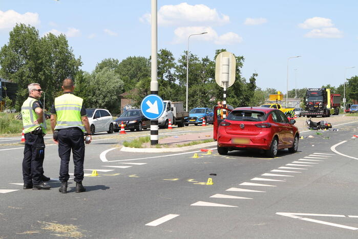Twee opzittenden van scooter zwaargewond