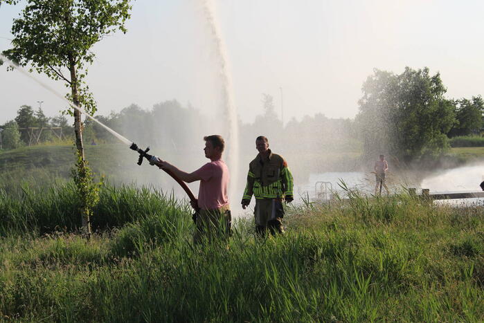 Waterpret in woonwijk door de brandweer