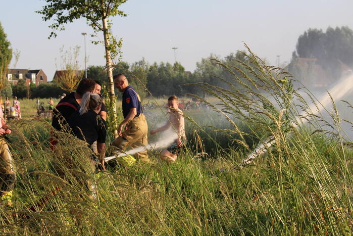Waterpret in woonwijk door de brandweer