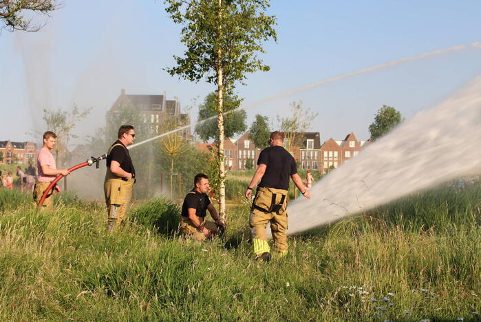 Waterpret in woonwijk door de brandweer